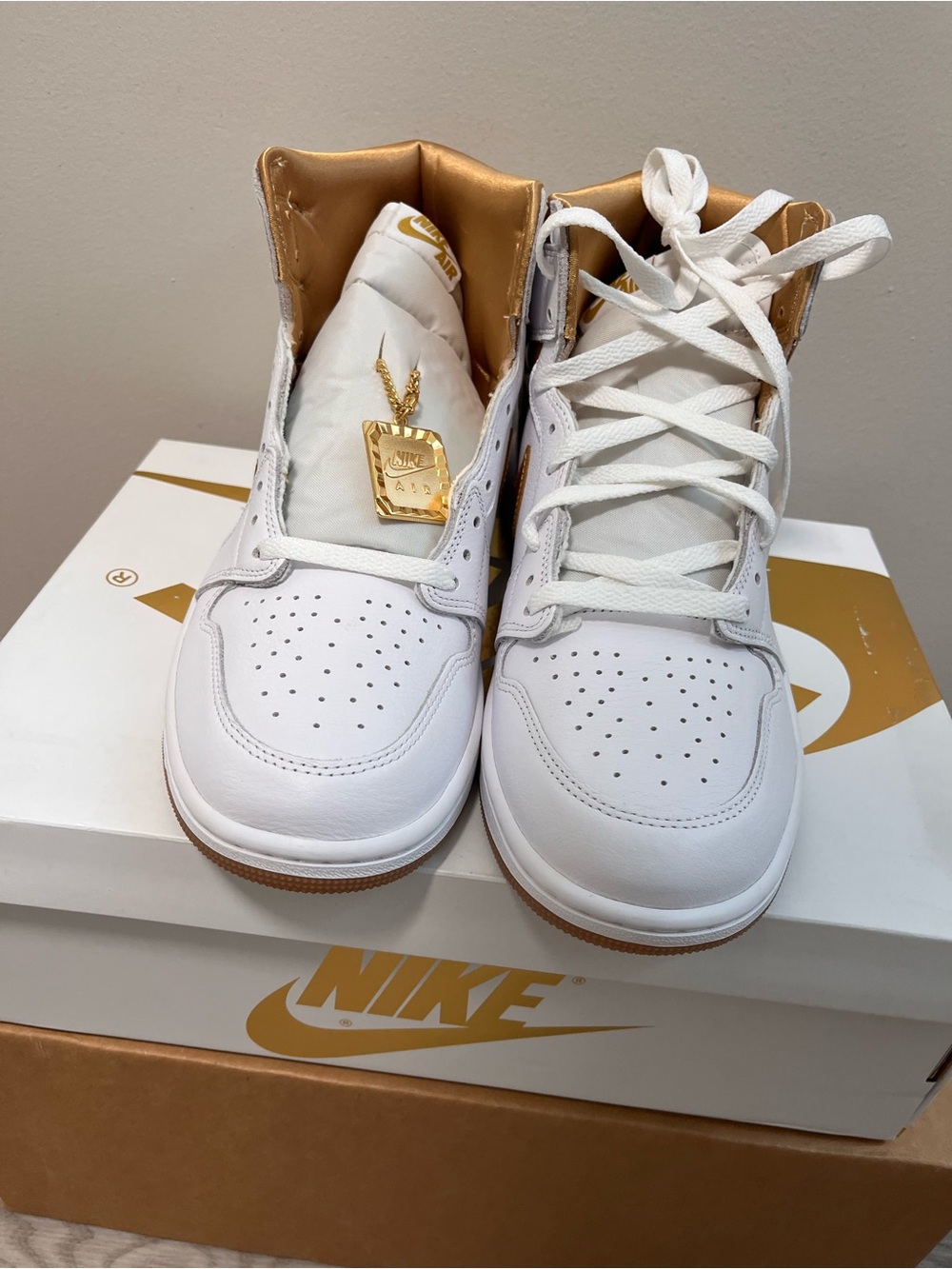 Air Jordan 1 Retro High OG "Metallic Gold" - Picture 5 of 6